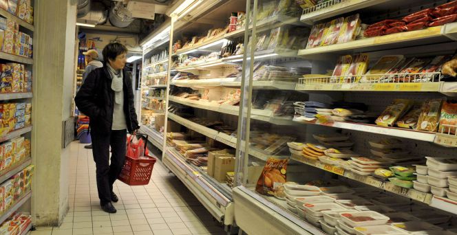 Un cliente observa las estanterías de un supermercado. EFEArchivo