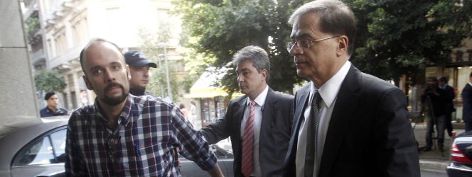 El ministro de Hacienda griego, Gikas Hardouvelis (d), entra en el ministerio de Hacienda griego para reunirse con representantes de la Troika. EFEArchivo