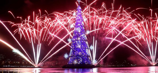 Las luces del árbol flotante de Navidad más alto del mundo vuelven a encenderse en Río de Janeiro.