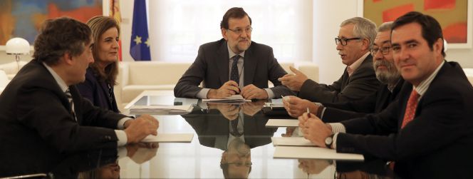 Reunión en Moncloa con los agentes sociales. De izda. a dcha. Juan Rosell, de CEOE; Fátima Báñez, ministra de Trabajo; Mariano Rajoy, presidente de Gobierno; Ignacio Fernández Toxo, de CC.OO.; Cándido Méndez, de UGT; y Antonio Garamendi, de Cepyme.