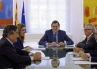 La ayuda para parados será de seis meses y compatible con un empleo La ayuda para parados será de seis meses y compatible con un empleo