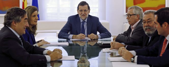 De izquierda a derecha, Juan Rosell (CEOE), Fátima Báñez, ministra de Empleo; Mariano Rajoy, presidente del Gobierno; Ignacio Fernández Toxo (CC OO); Cándido Méndez (UGT) y Antonio Garamendi (Cepyme), durante un momento de la reunión mantenida en el Palacio de La Moncloa.