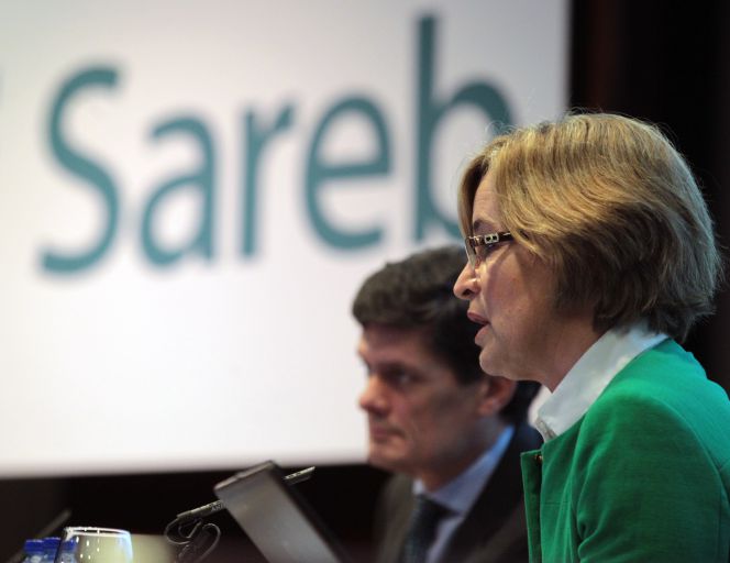 El consejero delegado de Sareb, Jaime Echegoyen, y la presidenta de la firma, Belén Romana.