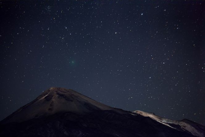 La cima del Teide, el lugar más alto de España, en una noche estrellada.rn