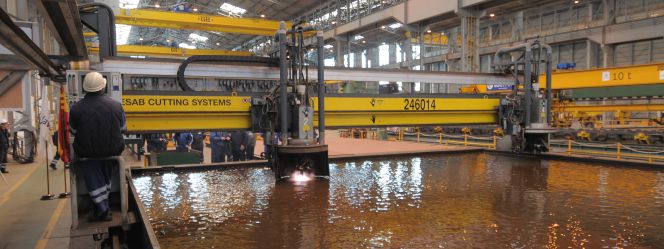 Los operarios de Navantia en Ferrol (La Coruña) empiezan a cortar la chapa de acero de los buques de acción marítima.