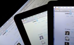 Perfiles de LinkedIn en tablets.