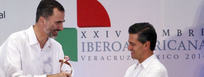 GRA009 VERACRUZ (MÉXICO), 08122014.- El rey de España, Felipe VI, junto al presidente de México, Enrique Peña Nieto (i), durante la clausura del X Encuentro Empresarial Iberoamericano, previo a la XXIV Cumbre Iberoamericana que se celebra en Veracruz (México) EFEJuanJo Martin