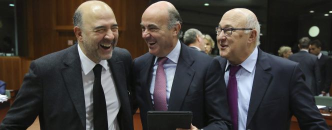 JW02 BRUSELAS (BÉLGICA) 09122014.- (De izq a der) El comisario europeo de Asuntos Económicos y Financieros, Pierre Moscovici, conversa con el ministro español de Economía, Luis de Guindos (c), y con el ministro francés de Finanzas, Michel Sapin, antes del inicio de la reunión de los ministros de Economía y Finanzas de la UE (Ecofin) en Bruselas (Bélgica) hoy, martes 9 de diciembre de 2014. EFEJulien Warnand