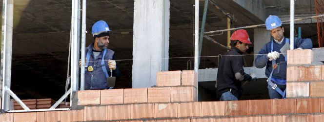 Tres obreros trabajan en la construcción de una vivienda. EFEArchivo