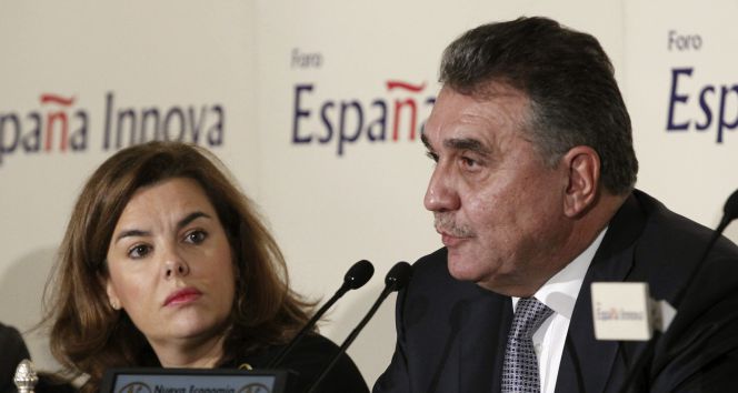La vicepresidenta del Gobierno, Soraya Saenz de Santamaría y el vicepresidente de Compras de Volkswagen, Francisco García Sanz.