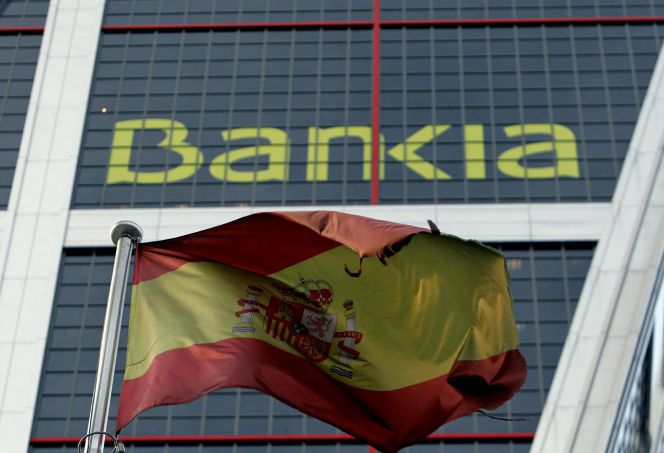 Una bandera de España ondea ante la sede de Bankia en Madrid. EFEArchivo