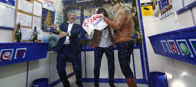 Celebración del premio Gordo de 2013 en un administración de lotería.