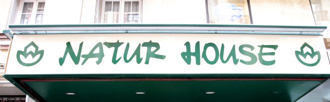 Fachada de una tienda de Natur House.