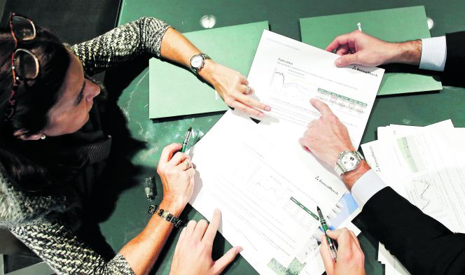 Asesores financieros de Banca March evalúan cómo afectan las novedades fiscales del año próximo a unos clientes.