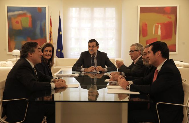 Reunión en Moncloa del Gobierno y los agentes sociales. De izda. a dcha. Juan Rosell, de CEOE; Fátima Bañez, ministra de Trabajo; Mariano Rajoy, presidente de Gobierno; Ignacio Fernández Toxo, de CC.OO.; Cándido Méndez, de UGT; y Antonio Garamendi, de Cepyme.