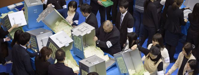Personal del comité electoral procede al recuento de votos en las elecciones celebradas hoy en Japón. EFEEPAFRANCK ROBICHON