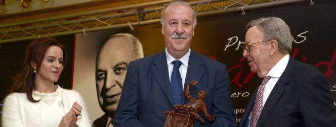 El seleccionador nacional de fútbol, Vicente del Bosque, tras recibir el Premio Mesonero Cándido a los Valores Humanos de manos del presidente de la Fundación Cándido, Alberto López (d), y de la consejera de Agricultura y Ganadería de la Junta de Castilla y León, Silvia Clemente, como reconocimiento s su compromiso social. EFEAurelio Martín