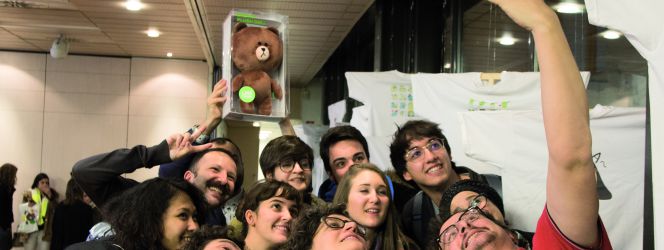 Alumnos del IED se hacen un 'selfie' con uno de los 'stickers' más famosos de Line convertido en muñeco.