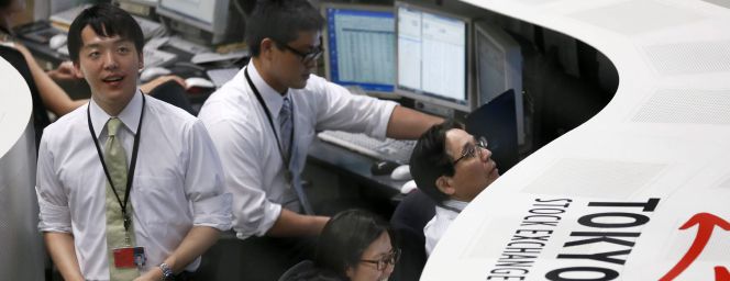 Agentes de bolsa siguen los monitores en la Bolsa de Tokio, Japón. EFEArchivo