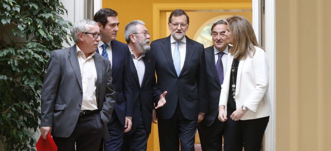 El secretario general de CC00, Ignacio Fernández Toxo; el presidente de Cepyme, Antonio Garamendi; el secretario general de UGT, Cándido Méndez; el presidente del Gobierno, Mariano Rajoy; el presidente de CEOE, Juan Rosell y la ministra de Empleo, Fátima Báñez.