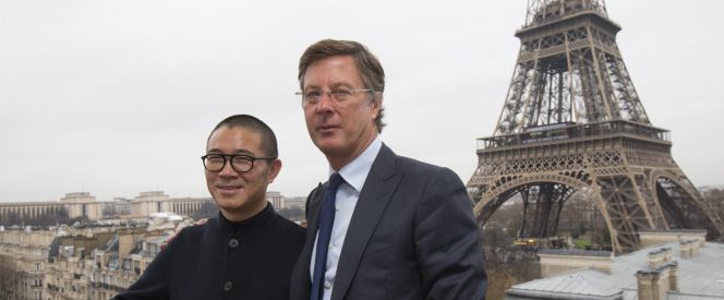El fundador y consejero delegado de Huazhu, Qi Ji, junto al consejero delegado de Accor, Sebastien Bazin.