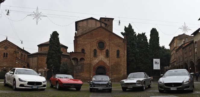 De izquierda a derecha, varios modelos importantes en la historia de la compañía: el nuevo Ghibli, el Ghibli de 1967, el 3500 GT de 1957, el Quattroporte de primera generación (1963) y el Quattroporte de 2013.