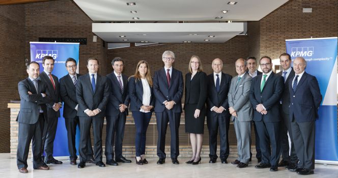 El vicepresidente global de KPMG y presidente de la firma en España, John Scott (en el centro), y el consejero delegado de KPMG en España, Hilario Albarracín (sexto por la derecha), junto a los 12 nuevos socios.
