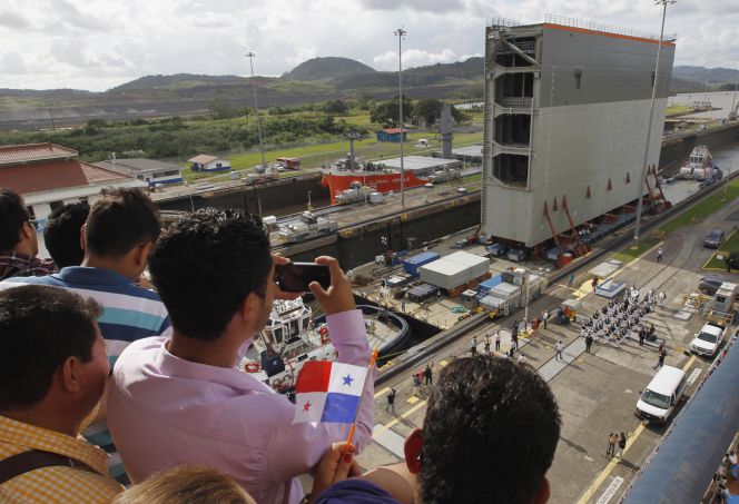 Llegada de la última rodadura que formará parte de la nueva esclusa del Canal de Panamá, el 10 de diciembre pasado.