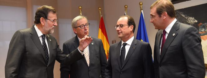 HO21 BRUSELAS (BÉLGICA), 18122014.- (i-d) El presidente del Gobierno español, Mariano Rajoy, el presidente de la Comisión Europea (CE), Jean-Claude Juncker, el presidente francés, FranÇois Hollande, y el primer ministro portugués, Pedro Passos Coelho, durante su reunión en el marco de la cumbre del Consejo Europeo en Bruselas, Bélgica, hoy, 18 de diciembre de 2014. Los jefes de Estado y de Gobierno de la Unión Europea (UE) comenzaron hoy una cumbre dedicada al plan de inversiones europeo, que espera movilizar 315.000 millones de euros, y a la situación en Ucrania, la primera que preside el polaco Donald Tusk al frente del Consejo Europeo. EFEEMMANUEL DUNAND POOL PROHIBIDO SU USO POR MAXPPP