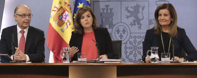 La vicepresidenta del Gobierno español Soraya Sáenz de Santamaría (c), junto a los ministros de Hacienda, Cristobal Montoro, y de Empleo, Fátima Báñez, durante la rueda de prensa posterior al Consejo de Ministros de hoy, en el Palacio de La Moncloa en Madrid.
