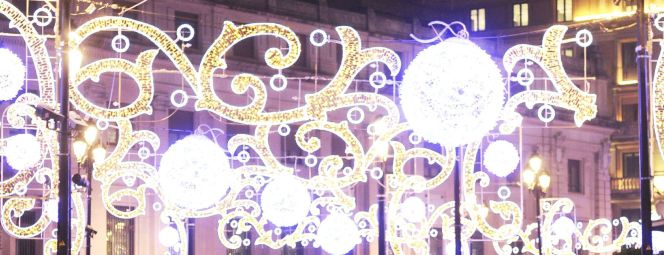 Ambiente navideño en las calles de Sevilla, con la Giralda al fondo. EFE