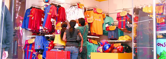Tienda en la que se venden artículos del Fútbol Club Barcelona en la Plaza Cataluña de la Ciudad Condal.