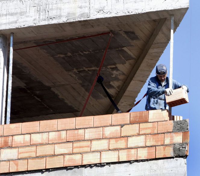 Un obrero trabaja en la construcción de una vivienda.