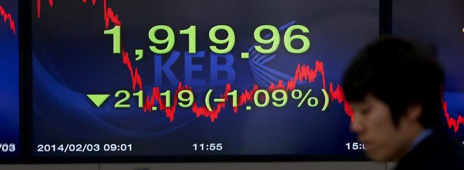 Una pantalla muestra el valor del índice Kospi en Seúl (Corea del Sur).