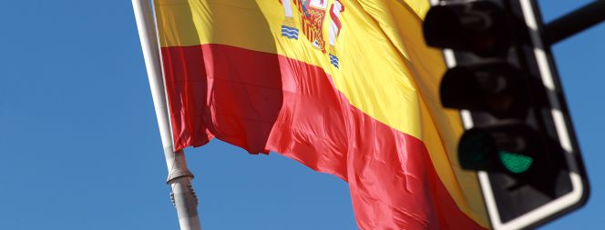 Bandera de España en la Plaza de Colón.