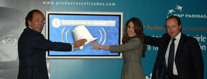 Presentación en la Bolsa de los turbowarrants; en el medio, Mariam Pérez-Camino, responsable de productos cotizados de BNP Paribas.