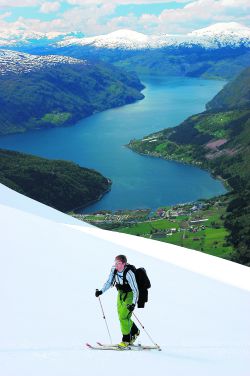 Esquiar con vistas a los fiordos noruegos es una propuesta muy sugerente.