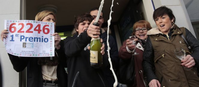Celebración del Gordo en una administración de lotería.