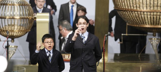 Los niños de San Ildefonso cantan uno de los premios de la lotería de Navidad.