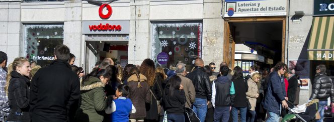 Colas en una administracion de loterias en la madrileña Plaza del Sol, último dia de venta de décimos para el sorteo Extraordinario de Navidad.