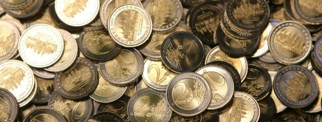 En la imagen, monedas de dos euros amontonadas. EFEArchivo