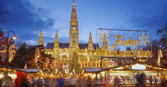 Tradicional mercadillo de Navidad en la plaza del Ayuntamiento de Viena.