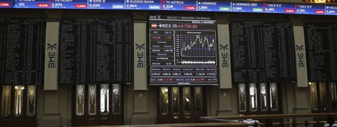Vista general de un panel de la Bolsa de Madrid en el que se refleja que el principal indicador de la bolsa española, el IBEX 35. EFE