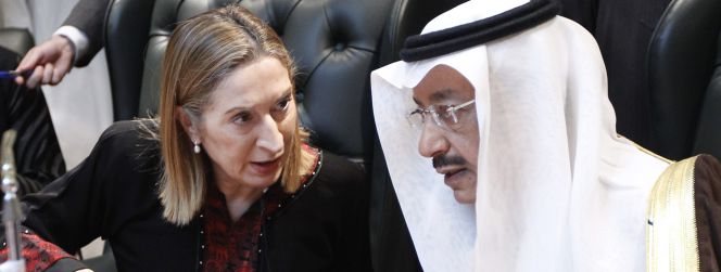 La ministra de Fomento, Ana Pasto conversa con el ministro de Transportes de Arabia Saudí, Jubara Al Suraisry, durante una reunión del consorcio español que construye el AVE La Meca-Medina.