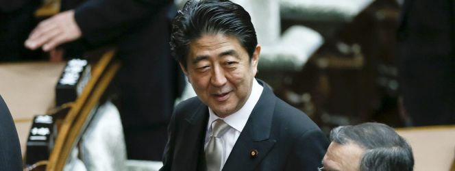 El primer ministro japonés, Shinzo Abe (centro), conversa con el ministro de Economía, Comercio e Industria, Yoichi Miyazawa (derecha).
