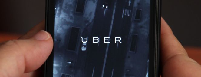 Vista de un teléfono celular donde anuncia el servicio de le empresa Uber.