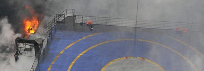 Operaciones de rescate sobre el ferri incendiado Norman Atlantic.