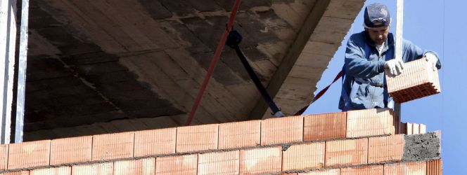 Un obrero trabaja en la construcción de una vivienda. EFEArchivo
