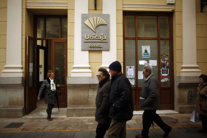 Fachada de una oficina de Unicaja en Ronda