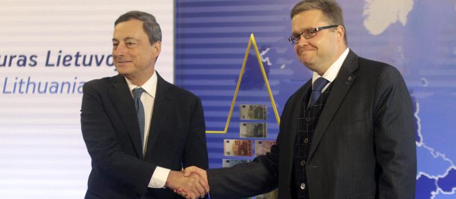 El presidente del Banco Central Europeo (BCE), Mario Draghi (izq), estrecha la mano al gobernador del Banco Central de Lituania, Vitas Sasiliauskas, durante la ceremonia de entrega de la Euroestrella en el Banco Central de Lituania en Vilna, el pasado mes de septiembre.